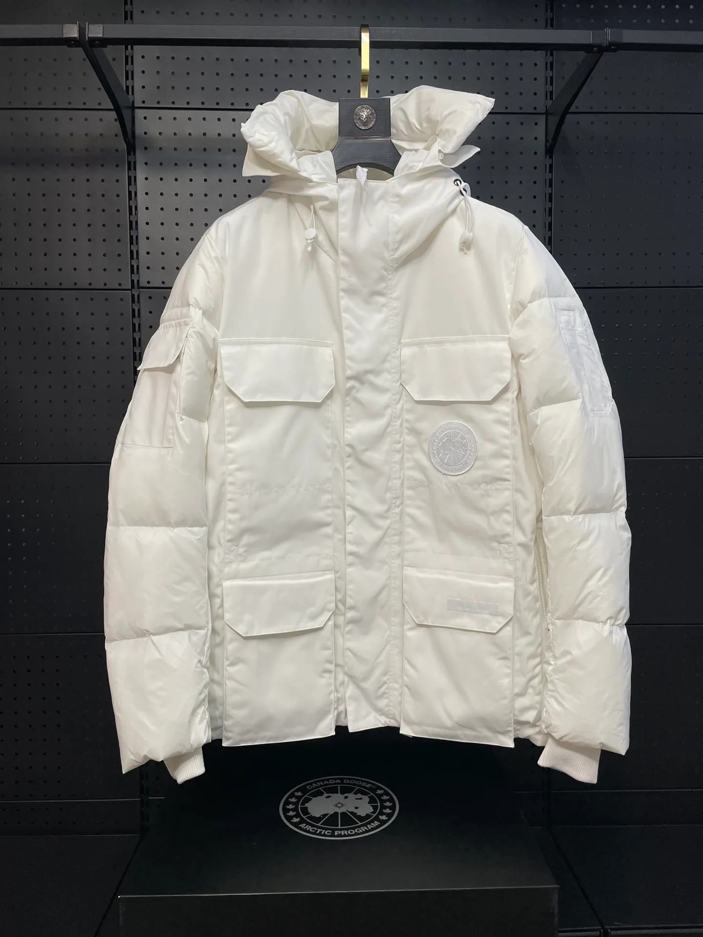 P1180 2058MW CanadaGoose limited edition white label environmentally friendly expedition model has been shipped. (The down collar can be replaced with a wolf fur collar +100) The Standard Expedition parka incorporates the classic design of our parka, and the CanadaGoose coat sets the standard for sustainable and environmentally friendly design in the future. Drawing on the functional design elements of the Expedition parka, while using more sustainable materials and processes to produce it, it adheres to the concept of environmental protection, takes practical actions to prevent global warming, and uses excellent quality to drive away the cold. Color: Black White Pink Gray Size: XS S M L XL XXL